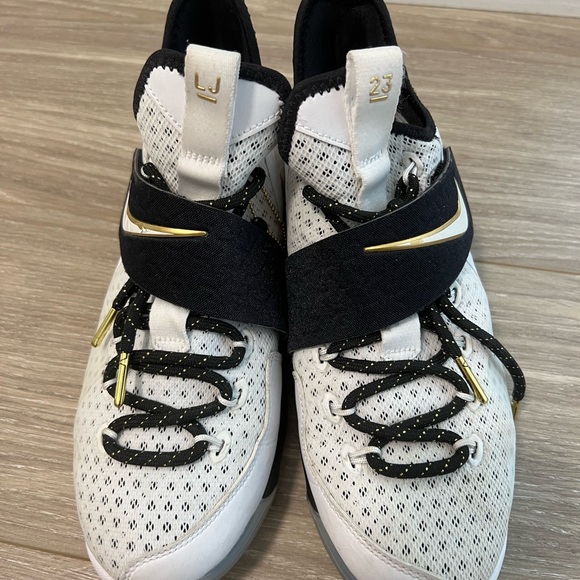 Lebron James basketball sneakers size 6.5 - Picture 3 of 9